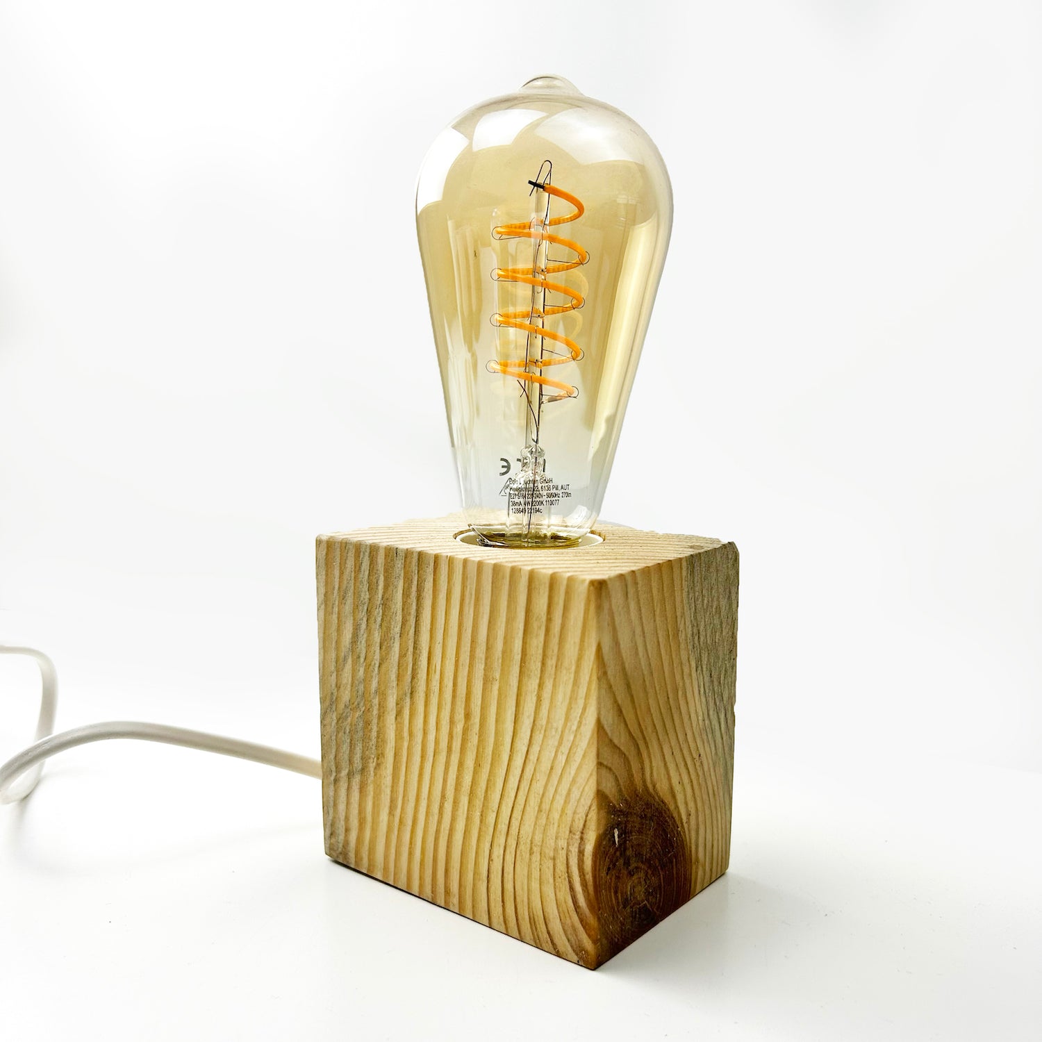 lampada da tavolo in legno