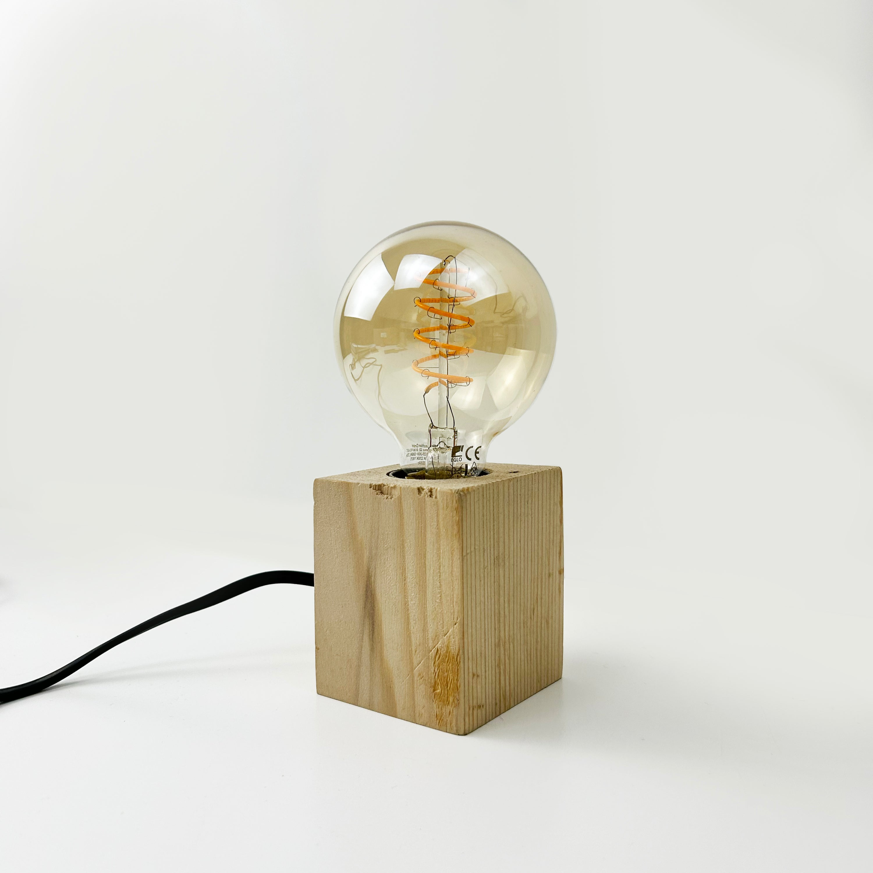 lampada da tavolo in legno