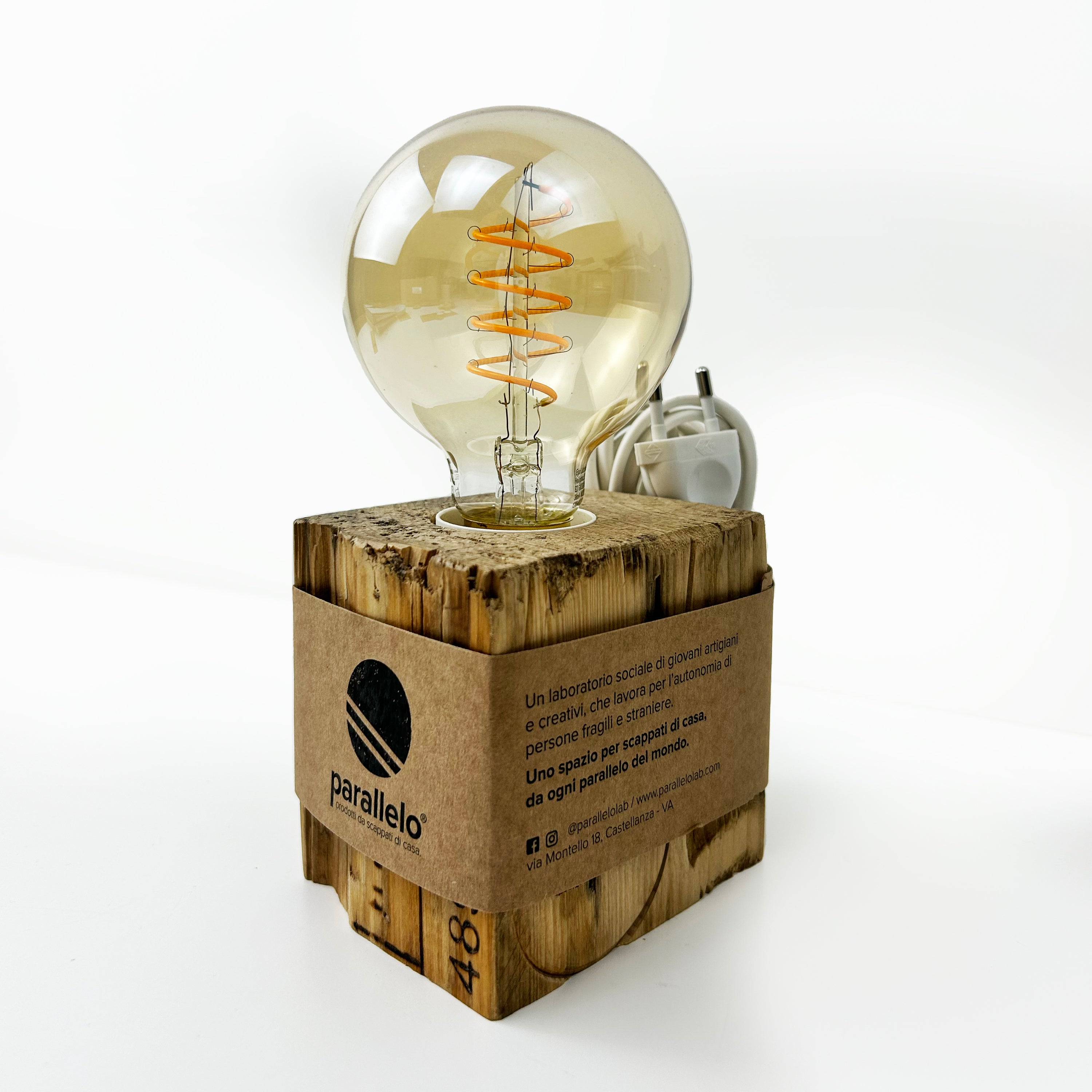 lampada da tavolo in legno