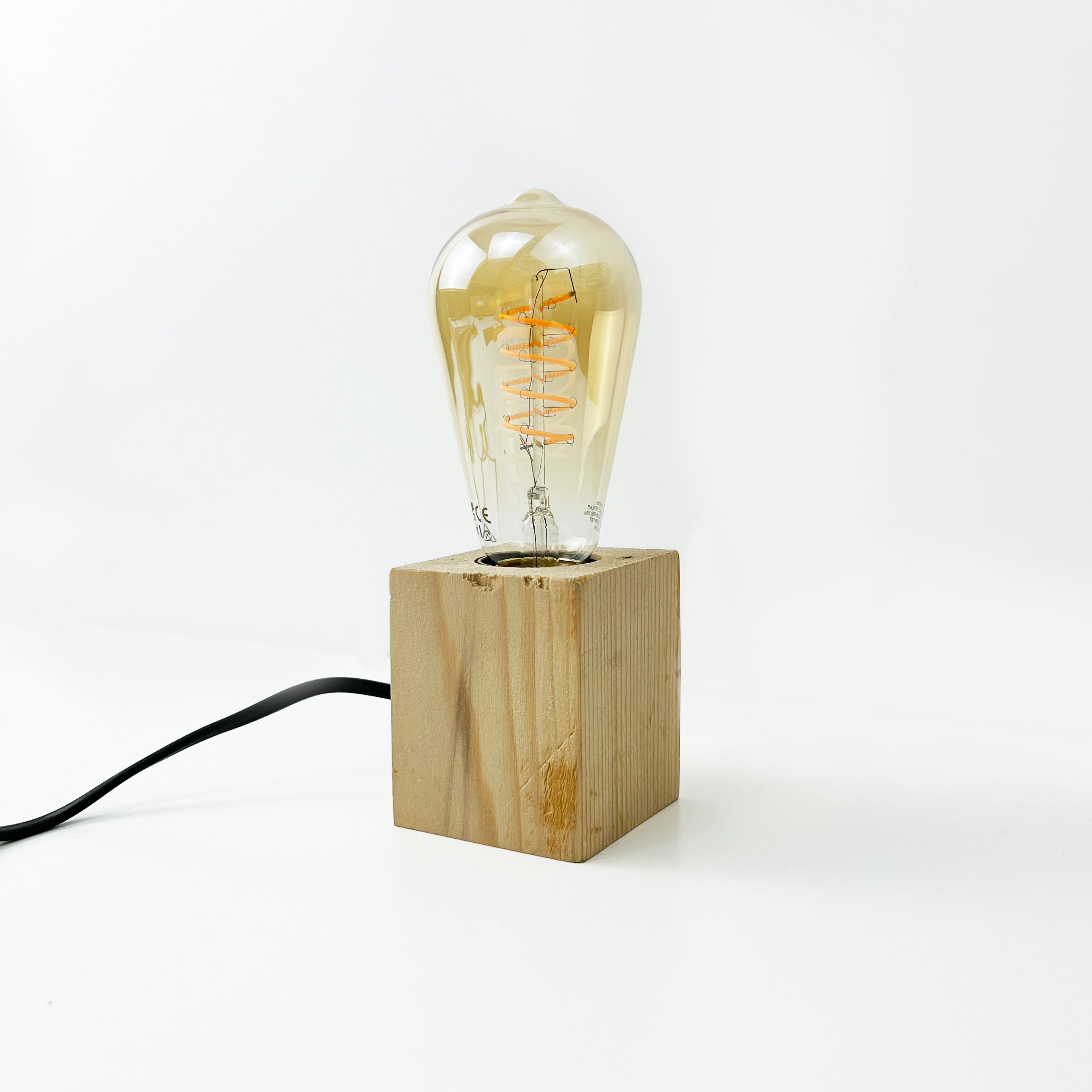 lampada da tavolo in legno
