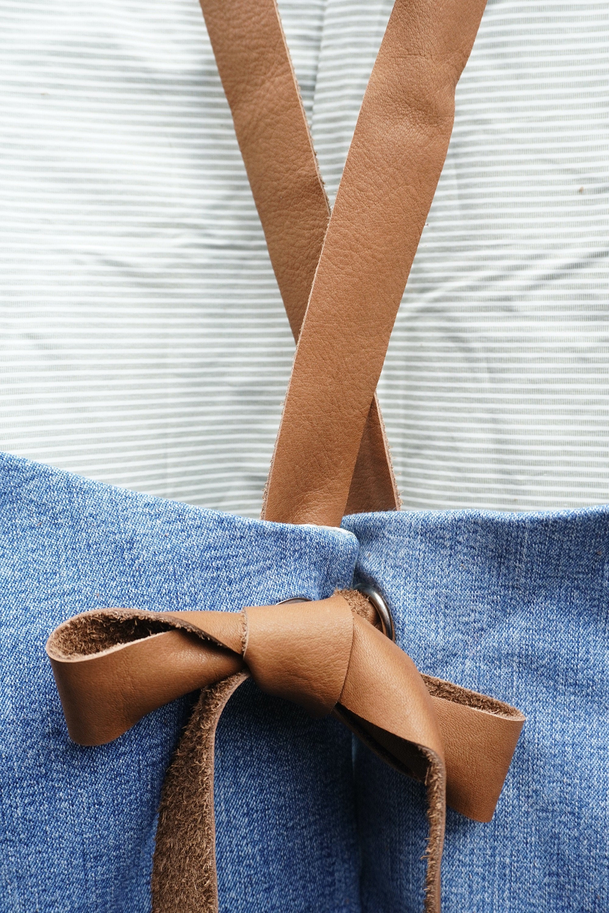 grembiule in jeans e pelle