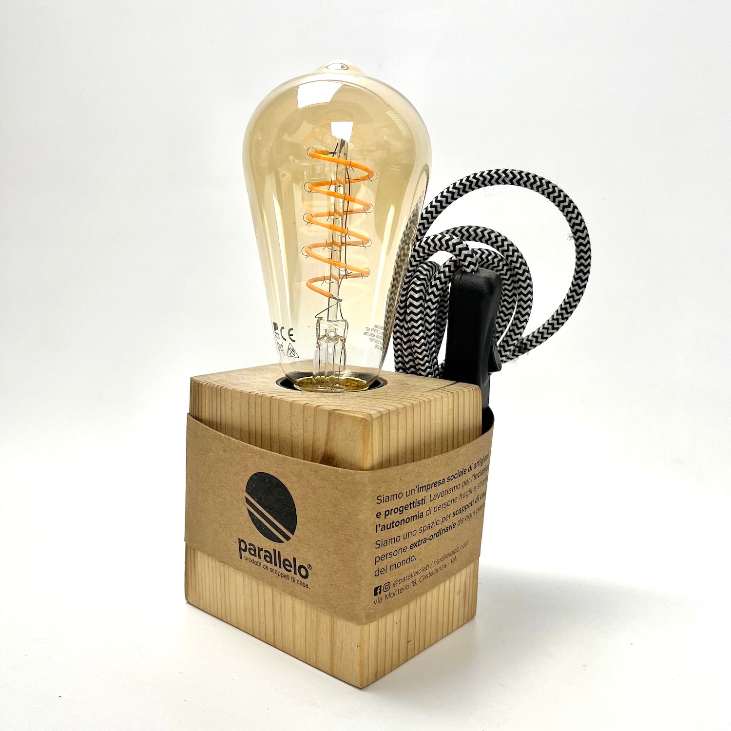 lampada da tavolo in legno