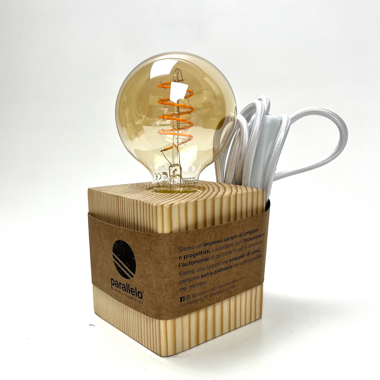 lampada da tavolo in legno