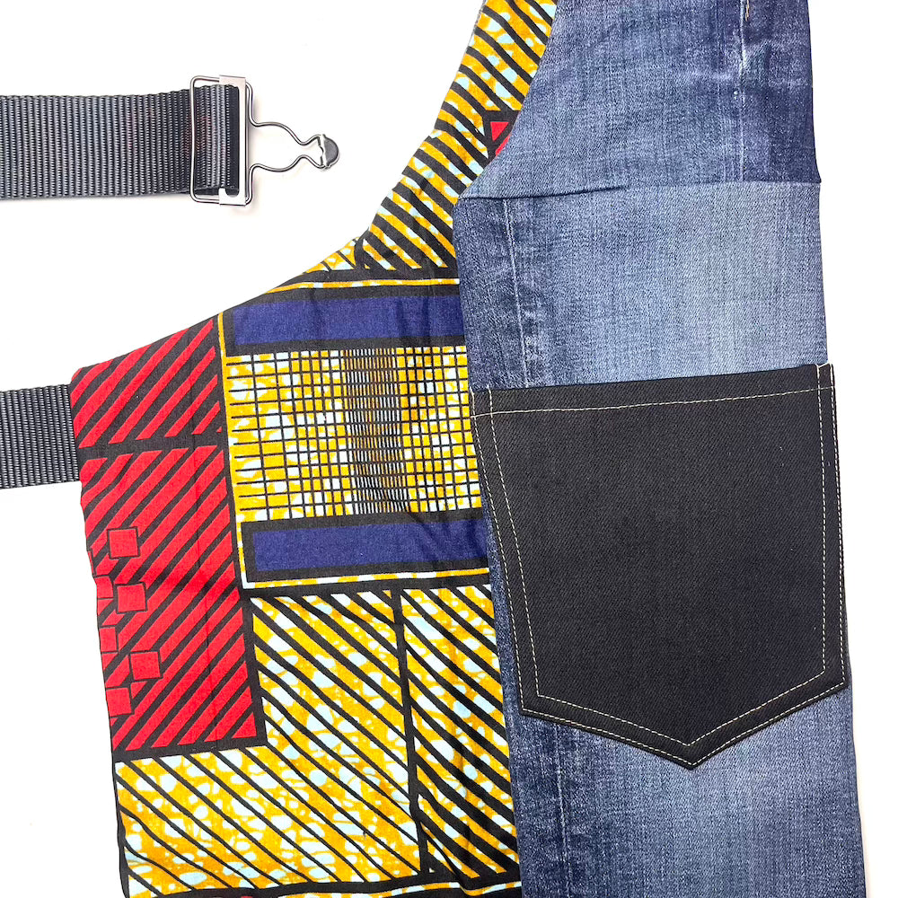 grembiule in jeans riciclato
