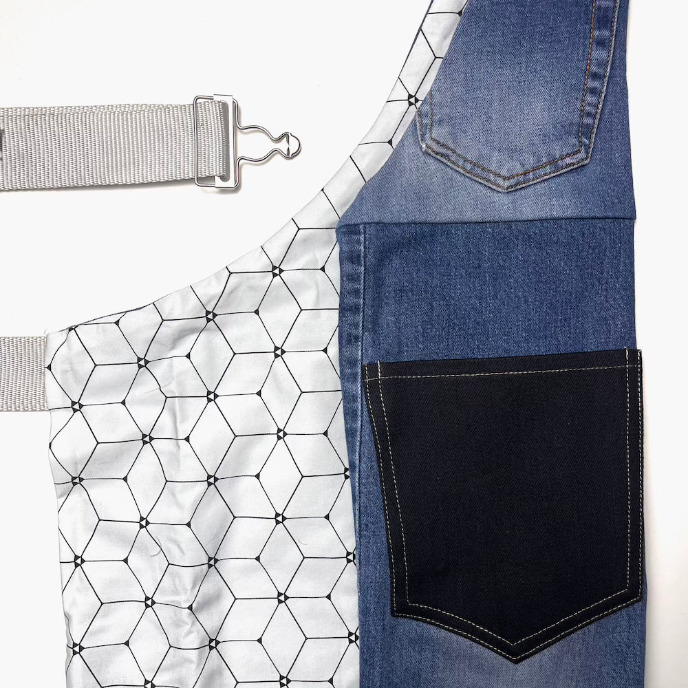 grembiule in jeans riciclato