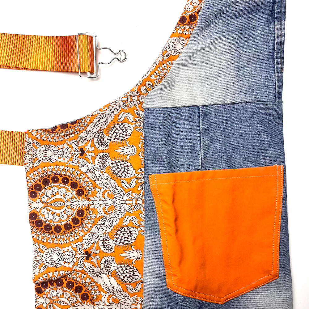 grembiule in jeans riciclato