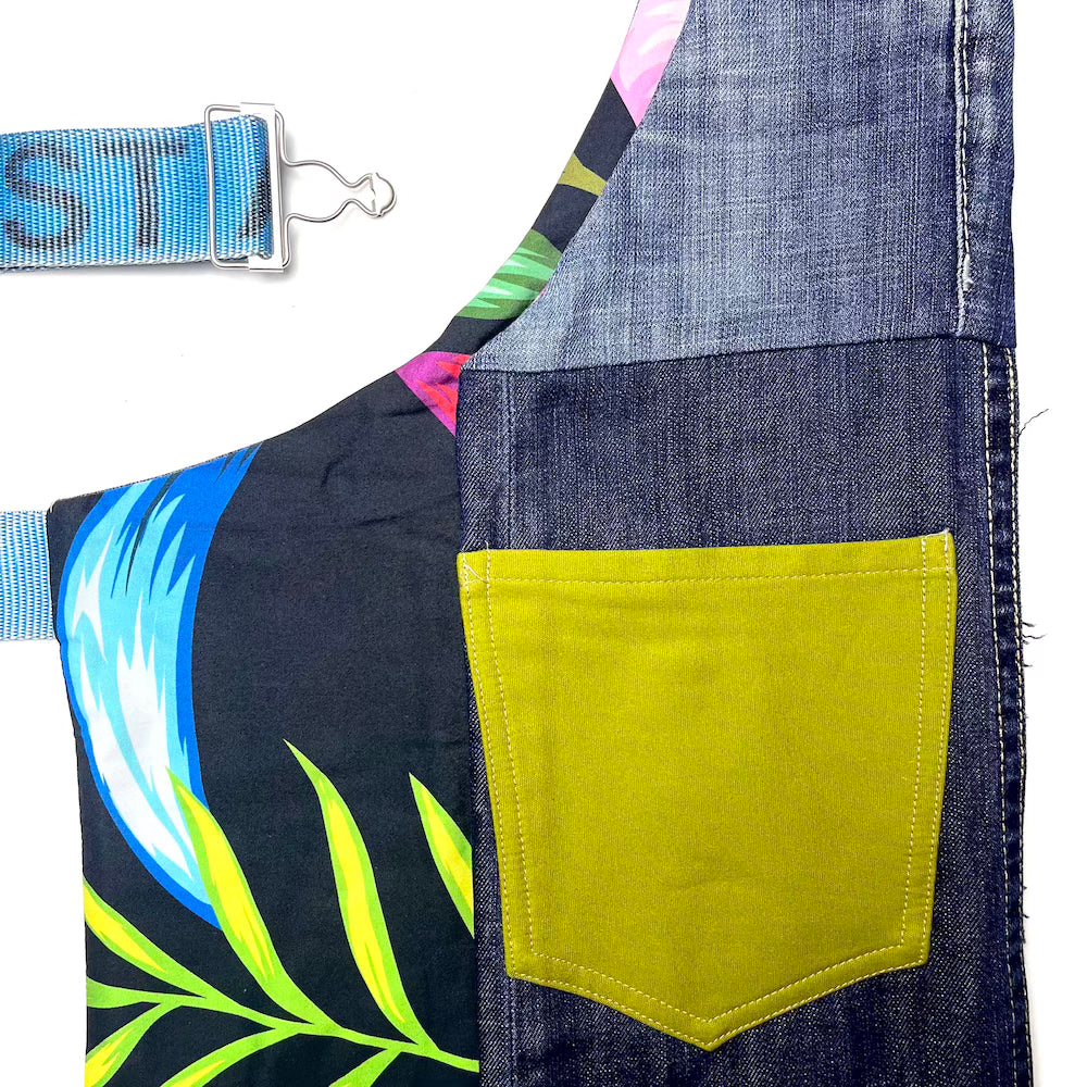 grembiule in jeans riciclato
