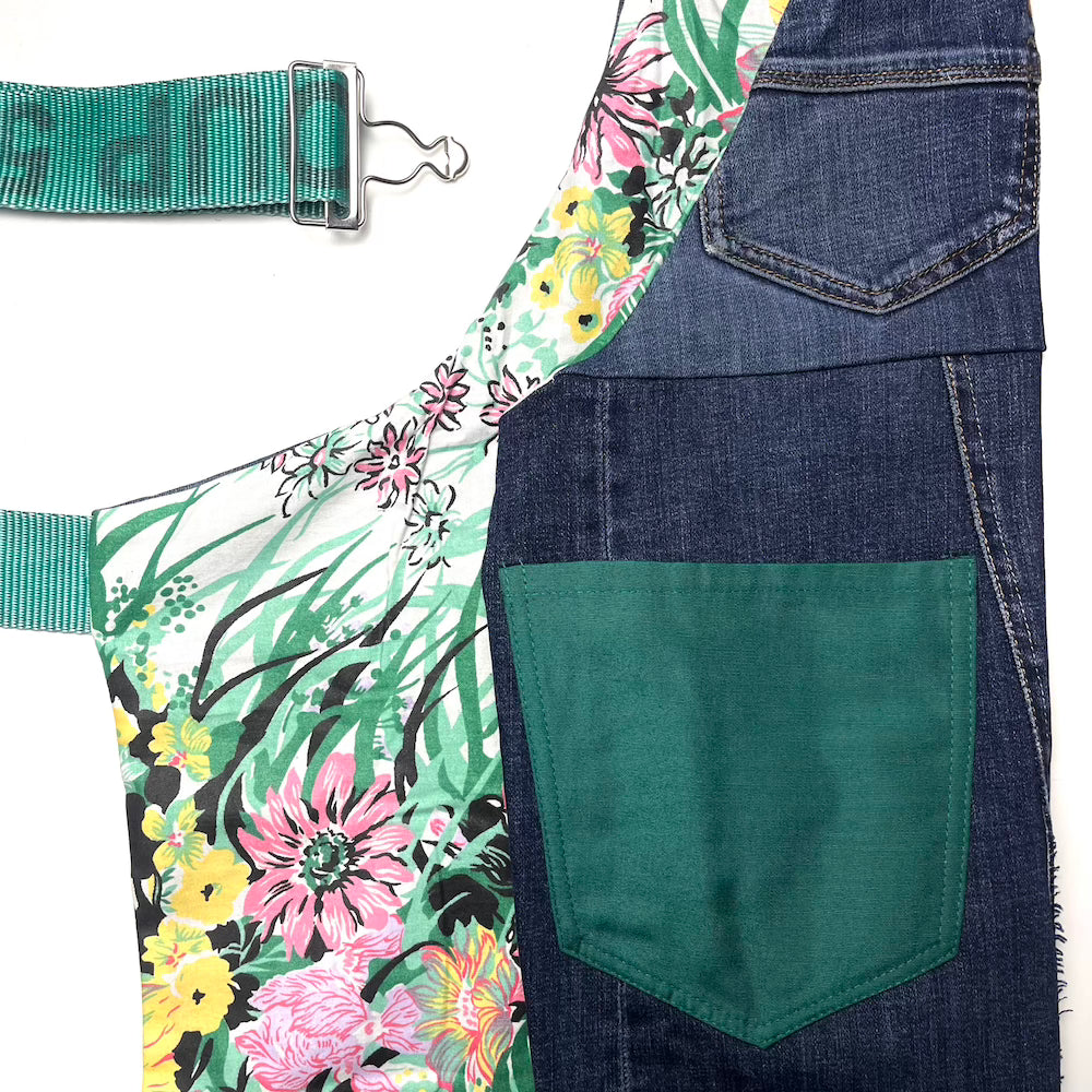 grembiule in jeans riciclato