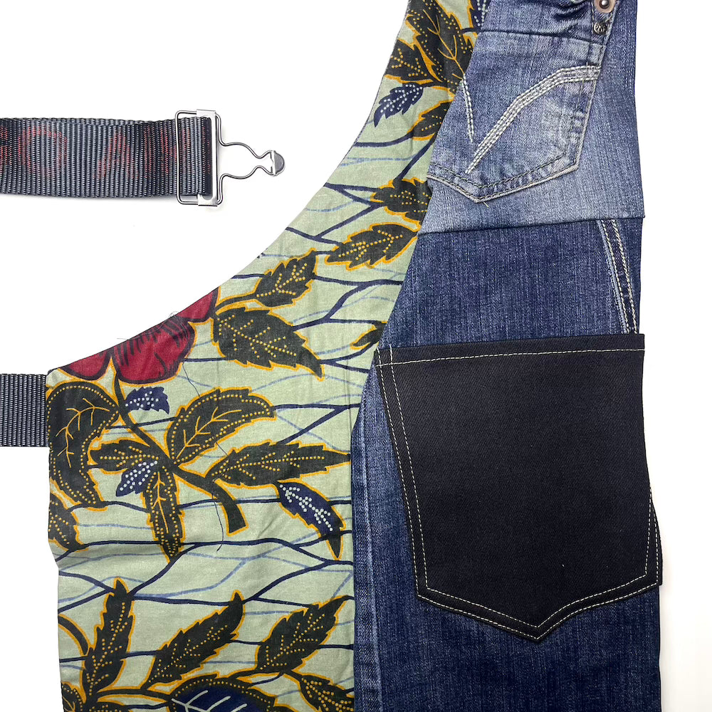 grembiule in jeans riciclato