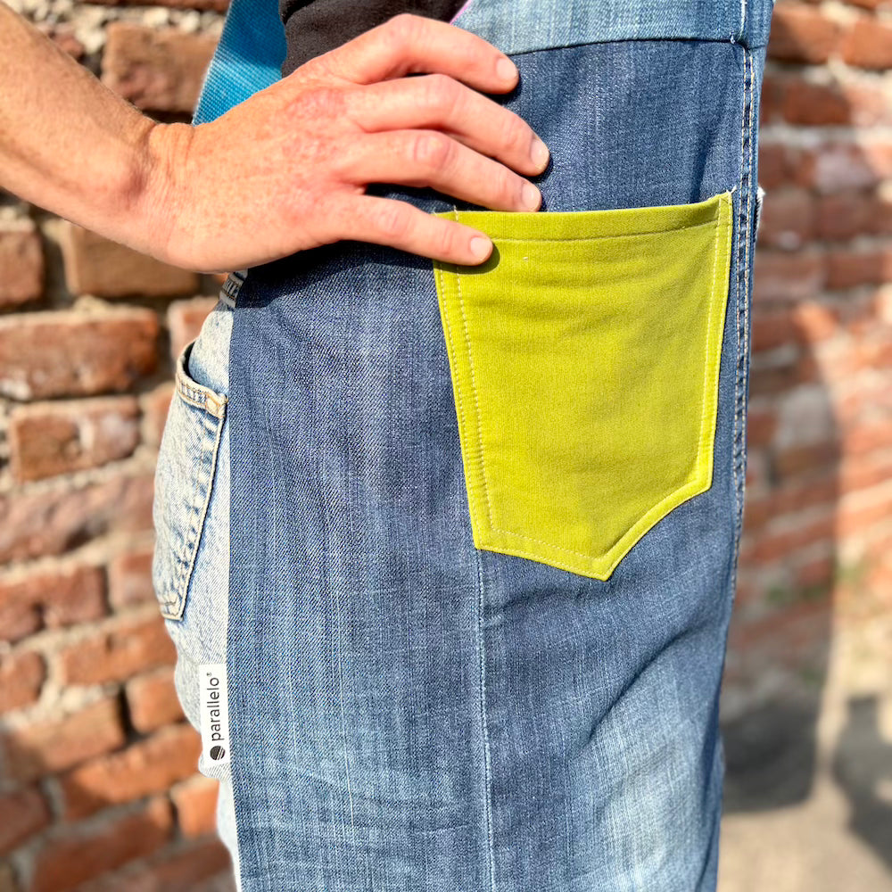 grembiule in jeans riciclato
