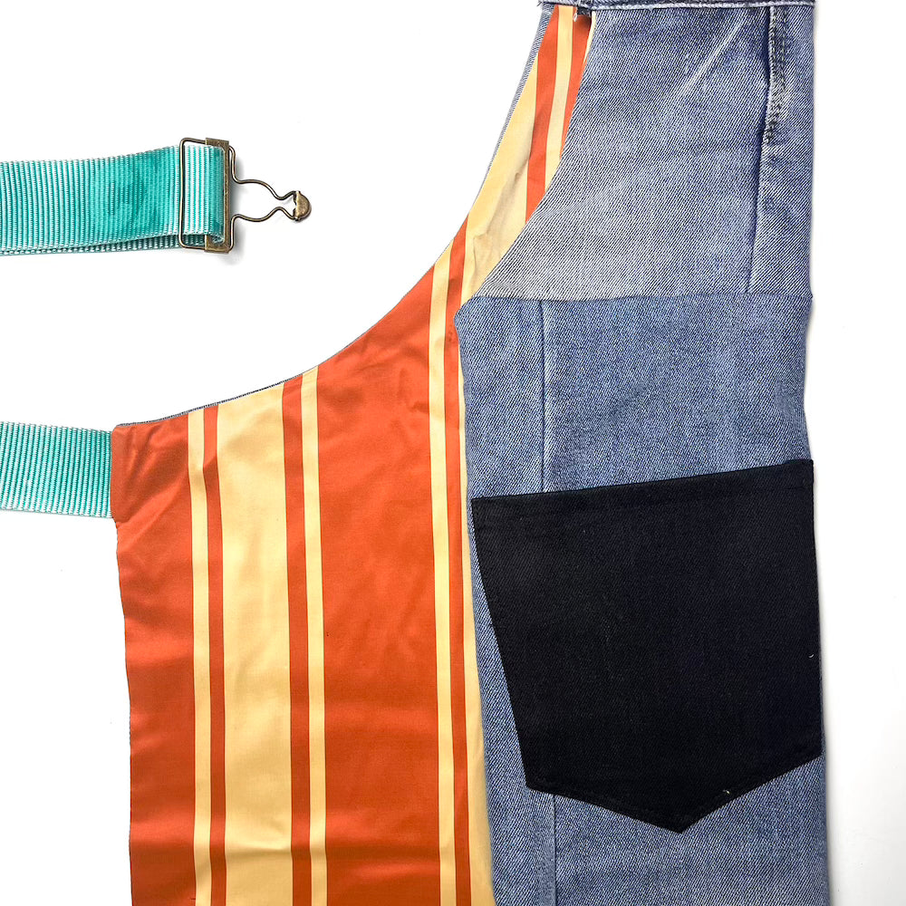 grembiule in jeans riciclato